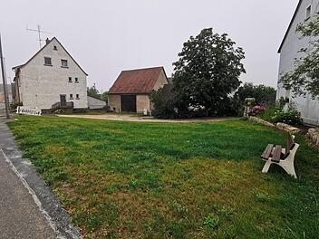 Die alte Scheune (Mitte) in Zapfendorf hinter der abgerissenen Metzgerei gegenüber des Hofmann-Anwesens. Der Obst- und Gartenbauverein interessiert sich für eine Nutzung.  Foto: Johannes Michel