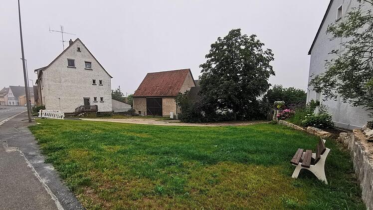 Die alte Scheune (Mitte) in Zapfendorf hinter der abgerissenen Metzgerei gegenüber des Hofmann-Anwesens. Der Obst- und Gartenbauverein interessiert sich für eine Nutzung.  Foto: Johannes Michel