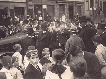 Pfarrer Johannes Martin war im wahrsten Sinne des Wortes eine herausragende Persönlichkeit: Als 1913 Prinzregent Ludwig, der spätere bayerische König Ludwig III. (Bildmitte mit Bart), nach Hammelburg kam, empfing der fast zwei Meter große Pfarrer Martin (rechts daneben) ihn mit Frack und Zylinder auf dem Marktplatz.