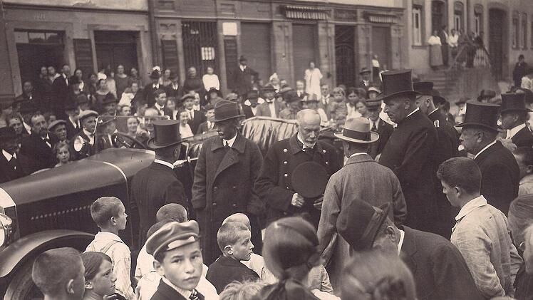 Pfarrer Johannes Martin war im wahrsten Sinne des Wortes eine herausragende Persönlichkeit: Als 1913 Prinzregent Ludwig, der spätere bayerische König Ludwig III. (Bildmitte mit Bart), nach Hammelburg kam, empfing der fast zwei Meter große Pfarrer Martin (rechts daneben) ihn mit Frack und Zylinder auf dem Marktplatz.