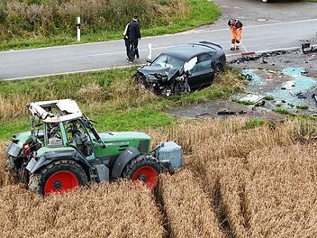 Schwerer Unfall zwischen Traktor und Auto