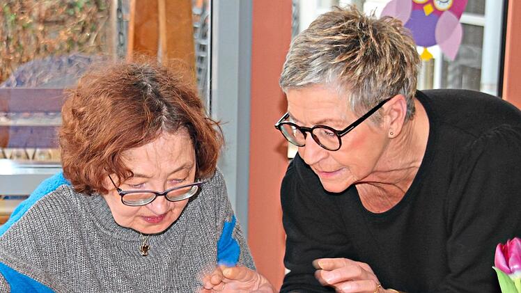 Die Tagesst&auml;tte f&uuml;r Erwachsene von Regens Wagner wird 30 Jahre alt. Unter der Leitung von Malerin Elfriede Dauer (rechts) entstanden 30 Bilder zum Jubil&auml;um. Sie sind am 18. Juli ab 14 Uhr bei einer Vernissage bei Regens Wagner zu sehen. Das Foto z...