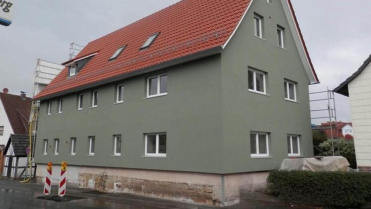 Das Haus Bayernstraße 13 hat eine Außendämmung erhalten. Dadurch wird es für Fußgänger auf dem ohnehin schon schmalen Gehsteig allerdings noch enger. Unterhalb der Dämmung sind die früheren Abmessungen des Gebäudes zu erkennen. Fotos: Udo Dreher