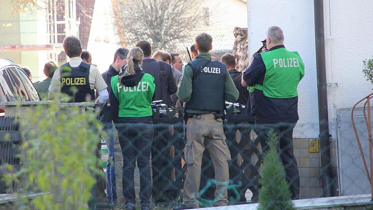 Ein 87-Jähriger schoss nach Auskunft der Polizei auf seine 54-jährige Mieterin. Da man den Schützen bewaffnet in seinem Haus vermutete, kam das Sondereinsatzkommando nach Höfles.  Foto: Vanessa Schneider
