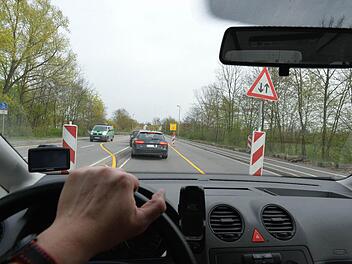 Wer aus Richtung Heinrichsbrücke den Münchner Ring befährt, wird aktuell auf die Gegenfahrbahn geleitet. Grund sind Kanal- und Oberflächenarbeiten an der Kreuzung Forchheimer Straße.  Foto: Ronald Rinklef