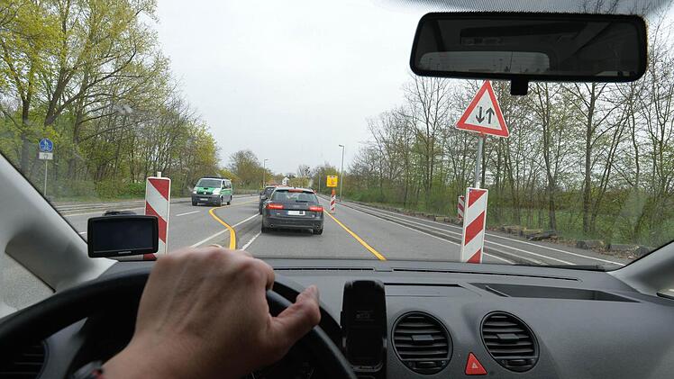 Wer aus Richtung Heinrichsbrücke den Münchner Ring befährt, wird aktuell auf die Gegenfahrbahn geleitet. Grund sind Kanal- und Oberflächenarbeiten an der Kreuzung Forchheimer Straße.  Foto: Ronald Rinklef