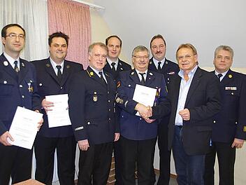 Staatliche Ehrungen bei der Feuerwehr Neuses. Das Bild zeigt (von links): Andreas Eidloth, Michael Zwingmann, KBR Joachim Ranzenberger, Patrick Popp, Jürgen Fiedler, Roland Schedel, Bürgermeister und stellvertretender Landrat Wolfgang Beiergrößlein sowie KBI Matthias Schuhbäck. Foto:Schülein
