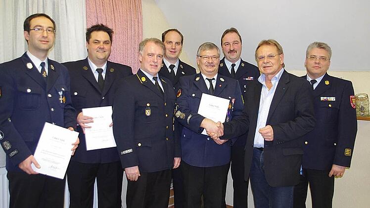 Staatliche Ehrungen bei der Feuerwehr Neuses. Das Bild zeigt (von links): Andreas Eidloth, Michael Zwingmann, KBR Joachim Ranzenberger, Patrick Popp, Jürgen Fiedler, Roland Schedel, Bürgermeister und stellvertretender Landrat Wolfgang Beiergrößlein sowie KBI Matthias Schuhbäck. Foto:Schülein