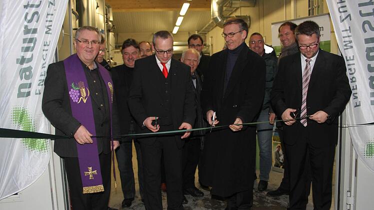 Die Pfarrer Ignacy Kobus und Armin Baldruschat, Landrat Klaus Peter Söllner, stellvertretender Landrat Jörg Kunstmann, der Geschäftsführer der Zukunftsenergie Marktschorgast, Ronny Metzner, Hans Schwender, CSU-Landtagsabgeordneter Martin Schöffel, Thomas Banning von der Naturstrom AG, ein weiterer Naturstrom-Mitarbeiter, Projektleiter Thilo Jungkunz und der Geschäftsführer der Zukunftsenergie Marktschorgast, Marc Benker (von links) schnitten das grüne Band durch. Foto: Sonja Adam