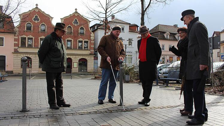 Der Bahnhofsvorplatz und die Straße sind nur durch eine Reihe von Pflastersteinen getrennt. Mit dem Blindenstock kaum zu spüren.