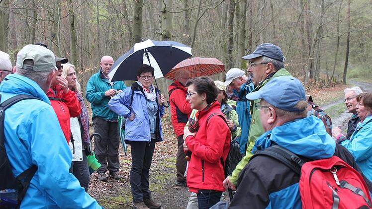 Leserwanderung der Saale-Zeitung auf den Sodenberg am 16. April. Durchwachsenes Wetter ... Foto: Paul Ziegler