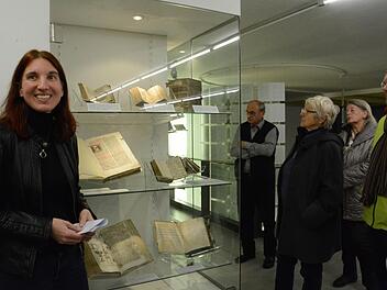 Nikola Willner zeigte Hammelburgern Schätze aus dem Bestand der Klosterbibliothek Hammelburg.  Foto: Elisabeth Assmann