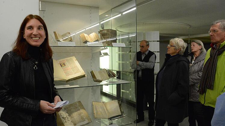 Nikola Willner zeigte Hammelburgern Schätze aus dem Bestand der Klosterbibliothek Hammelburg.  Foto: Elisabeth Assmann