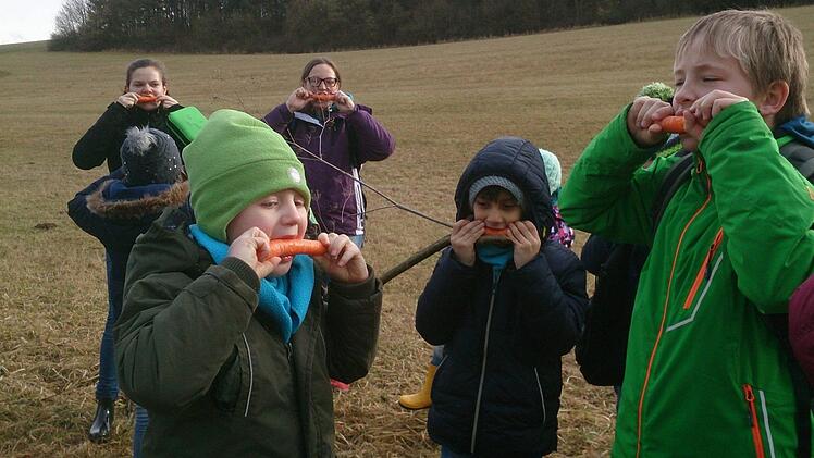 Möhren knabbern die Kinder, wie es die Biber mit den Baumstämmen machen.Foto: Elisabeth Assmann