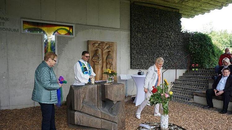 Jede Person ist unverwechselbar und einmalig, das stellte Diakon Wolfgang Dömling bei einem Experiment in dem Wortgottesdienst anlässlich zehn Jahre Franziskusweg unter Beweis. Foto: Marion Eckert