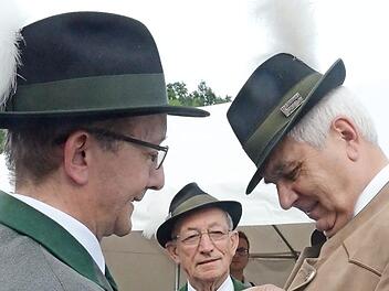 Schatzmeister Mathias Beetz (l.) steckt das Protektoratsabzeichen ans Revers von 2. Schützenmeister Wolfgang Bergmann, in der Mitte 1. Schützenmeister und Ehrenschützenmeister Reinhold Wolf. Foto: Hofmann
