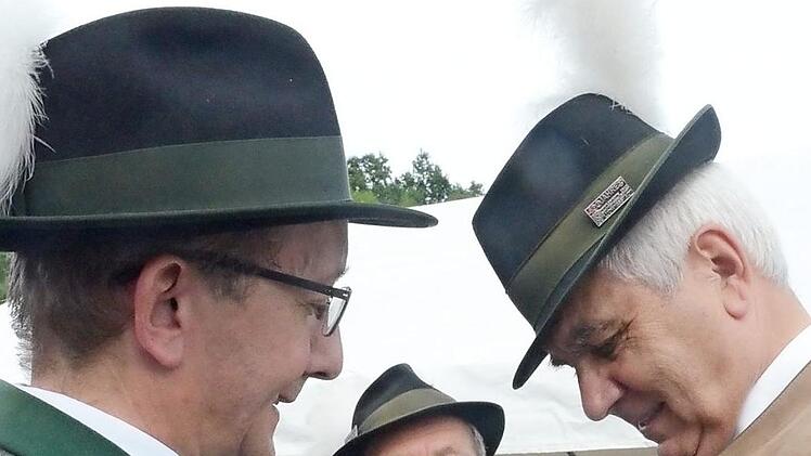 Schatzmeister Mathias Beetz (l.) steckt das Protektoratsabzeichen ans Revers von 2. Schützenmeister Wolfgang Bergmann, in der Mitte 1. Schützenmeister und Ehrenschützenmeister Reinhold Wolf. Foto: Hofmann
