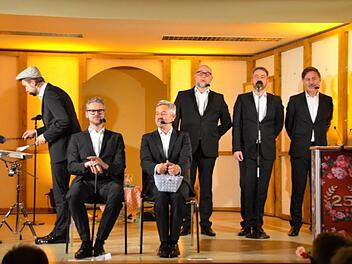 Mit ihrem Jubiläumsprogramm "Tschingderassabumm" begeisterte die A-cappella-Sänger von "Six Pack". Foto: Werner Reißaus