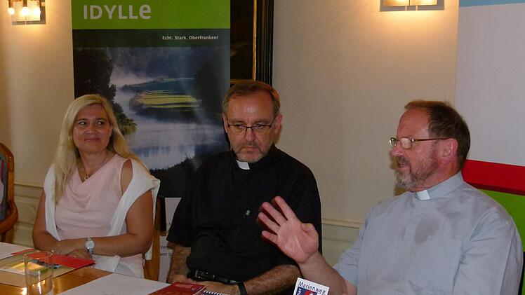 Staatsministerin Melanie Huml, Domkapitular Norbert Jung undPfarrer Josef Treutlein stellten die Pläne für den oberfränkischen Marienweg vor.