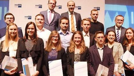 Die Prüfungsbesten mit den Ehrengästen Foto: Horst Wunner