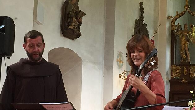 Eva Maria Klöhr singt mit ihrem Überraschungsgast, Pater Dr. Gregor Geiger.  erforscht und lehrt seit zwei Jahrzehnten alttestamentarische Sprachen in Jerusalem. Davor war der Franziskaner im Kloster Dettelbach aktiv. Regina Rinke