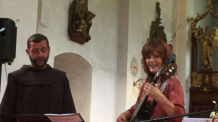 Eva Maria Klöhr singt mit ihrem Überraschungsgast, Pater Dr. Gregor Geiger.  erforscht und lehrt seit zwei Jahrzehnten alttestamentarische Sprachen in Jerusalem. Davor war der Franziskaner im Kloster Dettelbach aktiv. Regina Rinke