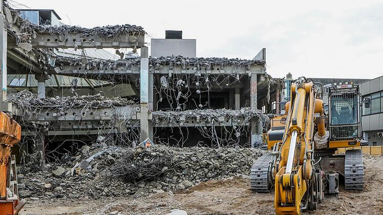 Ein Konsumtempel wird abgewrackt. Foto: Barbara Herbst