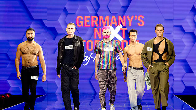 GNTM: Schräge Töne - Männer-Model mit legendärer Lache auf dem Laufsteg