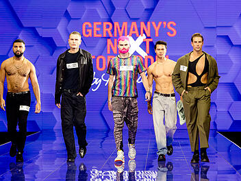 GNTM: Schräge Töne - Männer-Model mit legendärer Lache auf dem Laufsteg