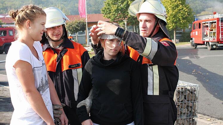 Verwundete mit Verätzungen, Schnitt- oder Brandwunden werden versorgt.