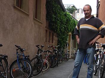 Uwe Röschlaub, Wirt des Catwheezle's Castle, konnte gerade noch verhindern, dass die Flammen eines entzündeten Gelben Sacks auf andere Säcke und auf das Gebäude übergriffen. Foto: S. Martin