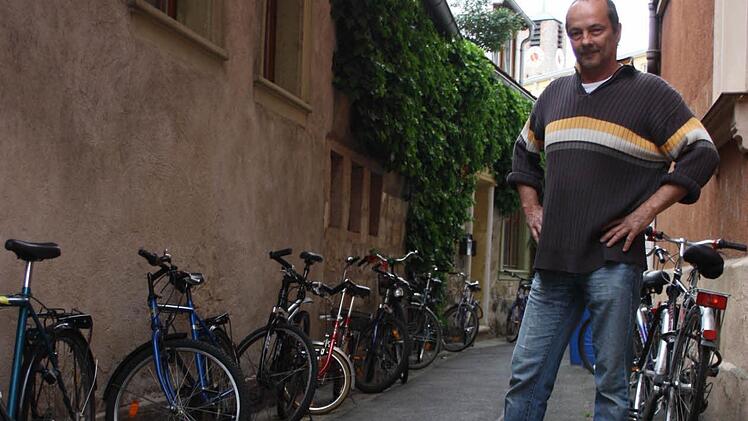 Uwe Röschlaub, Wirt des Catwheezle's Castle, konnte gerade noch verhindern, dass die Flammen eines entzündeten Gelben Sacks auf andere Säcke und auf das Gebäude übergriffen. Foto: S. Martin