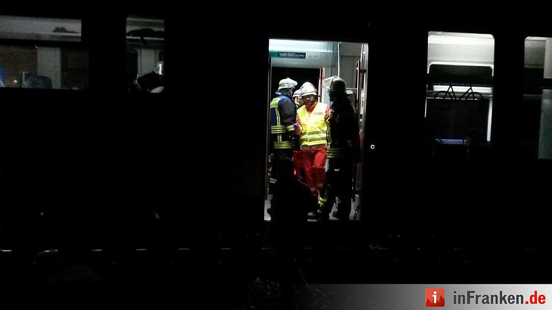 Großübung, Feuerwehr, BRK, THW - Zugunfall bei Petersaurach