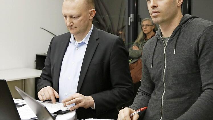 Christian Holhut (v.l.) und Christian Pack sorgen dafür, dass Leser die Diskussion live auf infranken.de verfolgen konnten.