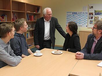 Michael Herler, Bastian Daum (von links) und Miriam Hanuschke sprachen mit Schulleiter Hubert Sendl (Mitte) und seinem Stellvertreter Klaus Marr über die vergangene Schulzeit an der FOS am Rennsteig.  Foto: Veronika Schadeck