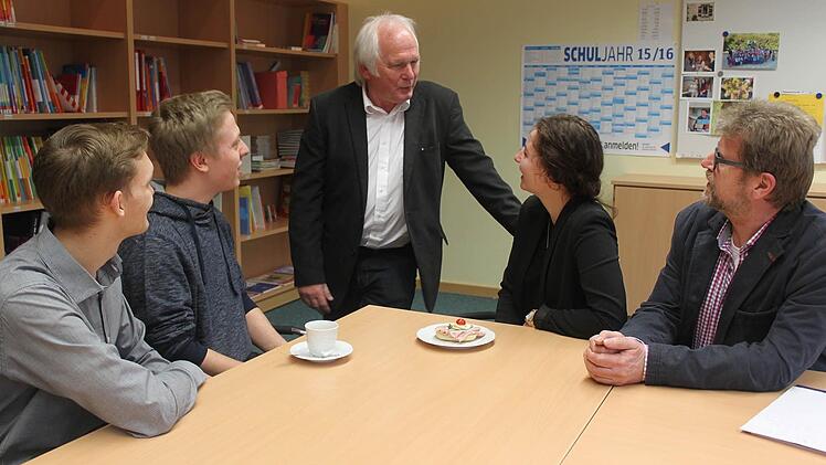 Michael Herler, Bastian Daum (von links) und Miriam Hanuschke sprachen mit Schulleiter Hubert Sendl (Mitte) und seinem Stellvertreter Klaus Marr über die vergangene Schulzeit an der FOS am Rennsteig.  Foto: Veronika Schadeck