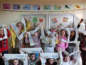 Kreative Aktionen mit dem Coburger Tageblatt begeisterten die Kinder der Klasse M5 an der Mauritiusschule. Erst lösten sie ein Zeitungsquiz ihrer Lehrerin, dann dachten sie sich selbst ein Quiz für die Pädagogin und fleißige Zeitungsleserin aus. Das nötige "Bastelmaterial" bekamen die Kinder vom Schulmedienprojekt KLAR.TEXT! direkt ins Klassenzimmer. Foto: privat
