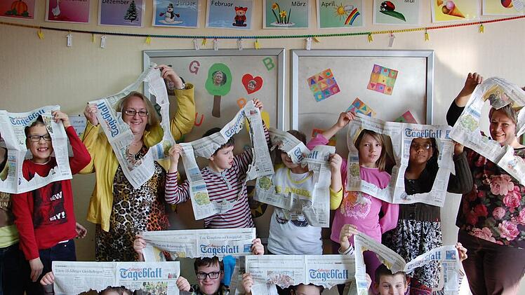 Kreative Aktionen mit dem Coburger Tageblatt begeisterten die Kinder der Klasse M5 an der Mauritiusschule. Erst lösten sie ein Zeitungsquiz ihrer Lehrerin, dann dachten sie sich selbst ein Quiz für die Pädagogin und fleißige Zeitungsleserin aus. Das nötige "Bastelmaterial" bekamen die Kinder vom Schulmedienprojekt KLAR.TEXT! direkt ins Klassenzimmer. Foto: privat