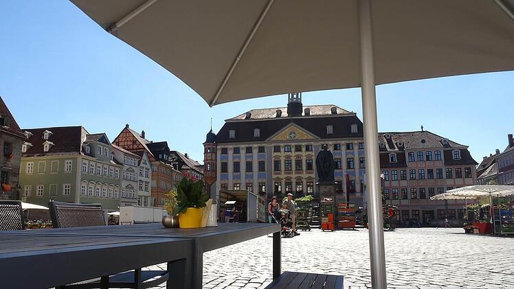 Zu heiß für Kaffee-Fans: leere Plätze am Markt. Fotos: Jochen Berger
