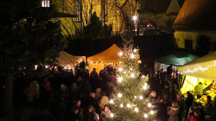 Romantische Stimmung am Weihnachtsmarktabend. Foto: Doris Bauer
