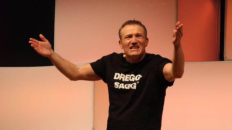 Michl Müller blickte in der Aischtalhalle auf das Jahr 2016 zurück. Foto: Andreas Dorsch