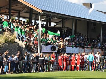 Vollbesetzte Ränge im Waldstation zu Weilersbach: Vor drei Jahren standen sich im entscheidenden Relegationsspiel zur Kreisliga der SV Poxdorf und die die DJK Kersbach (2:0) gegenüber. Am Donnerstag ist Weilersbach wieder Austragungsort eines vielbeachteten Entscheidungsspiels: Um 18.30 Uhr spielen Kersbach und der TSV Ebermannstadt den zweiten Rang in der Kreisklasse 2 aus.  Foto: Leo Hühnlein