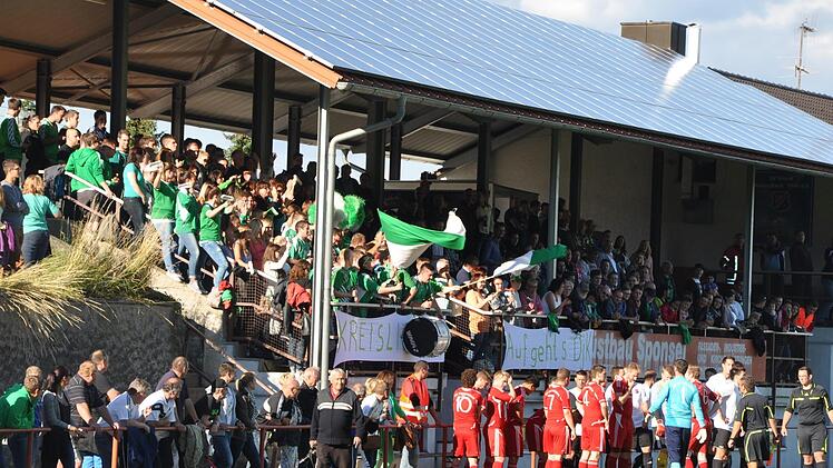 Vollbesetzte Ränge im Waldstation zu Weilersbach: Vor drei Jahren standen sich im entscheidenden Relegationsspiel zur Kreisliga der SV Poxdorf und die die DJK Kersbach (2:0) gegenüber. Am Donnerstag ist Weilersbach wieder Austragungsort eines vielbeachteten Entscheidungsspiels: Um 18.30 Uhr spielen Kersbach und der TSV Ebermannstadt den zweiten Rang in der Kreisklasse 2 aus.  Foto: Leo Hühnlein