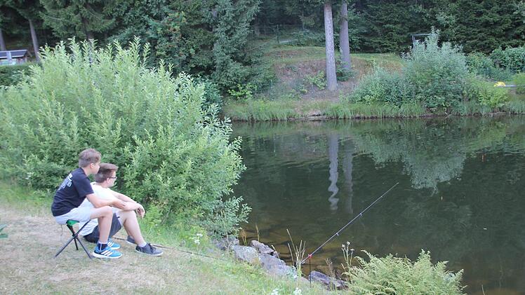 Angler versuchen ihr Glück am See. Foto: Andreas Schmitt