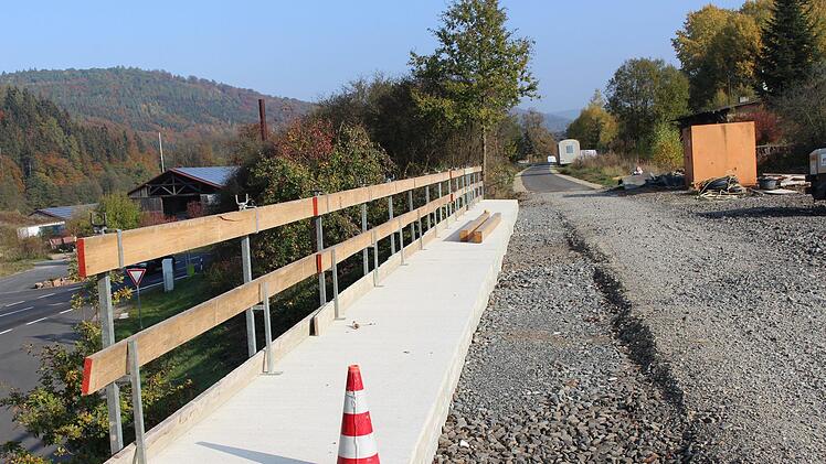 Auch die Brücke in Rupboden am Bahnhof ist fast fertig. Foto: Julia Raab