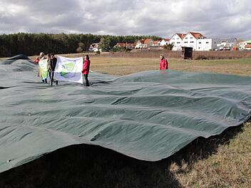 Mit 250 Quadratmeter Folie demonstrierte der Bund Naturschutz auf dem geplanten Röttenbacher Gewerbegebiet gegen dessen Ausweisung und den generellen Flächenfraß.  Foto: Andreas Dorsch