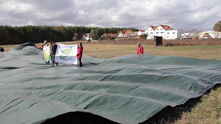 Mit 250 Quadratmeter Folie demonstrierte der Bund Naturschutz auf dem geplanten Röttenbacher Gewerbegebiet gegen dessen Ausweisung und den generellen Flächenfraß.  Foto: Andreas Dorsch