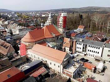Das Dach des ehemaligen Franziskanerklosters in Gherla ist bereits neu gedeckt.  Fotos: Attila Küsmödi