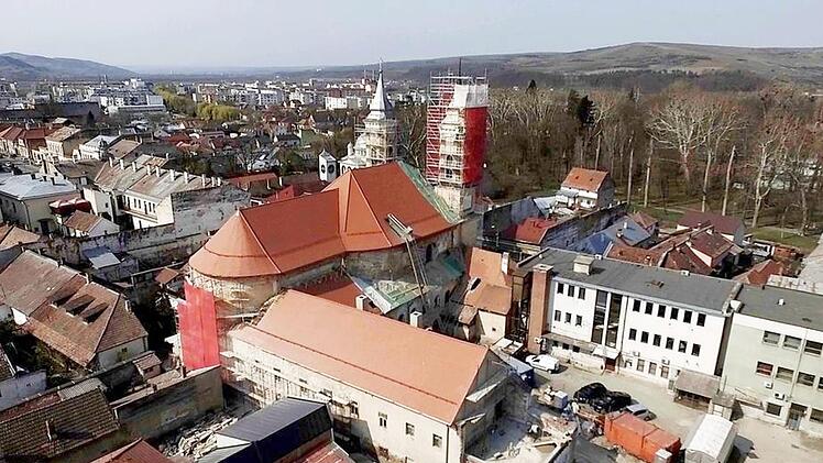 Das Dach des ehemaligen Franziskanerklosters in Gherla ist bereits neu gedeckt.  Fotos: Attila Küsmödi