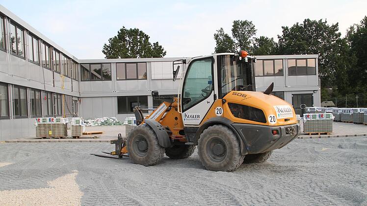 Derzeit läuft der Umzug der Klassenzimmer ins Containerdorf.  Foto: Gerda Völk